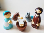 Crèche bois pour jouer : Jésus, marie, Joseph, l'âne et le bœuf. 